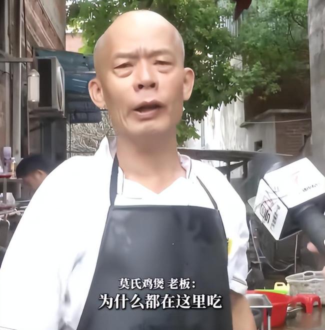 外国百万网红排队蹲莫氏鸡煲