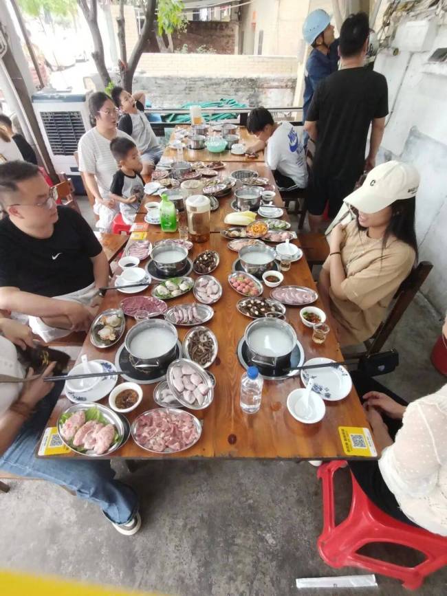刘雨鑫又带火了南沙10元自助粥锅店 排队盛况空前