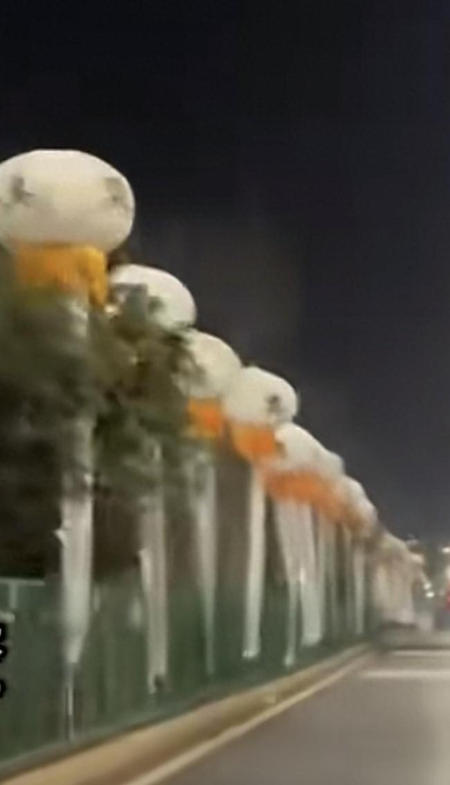 湖南一路段插满白事灯笼