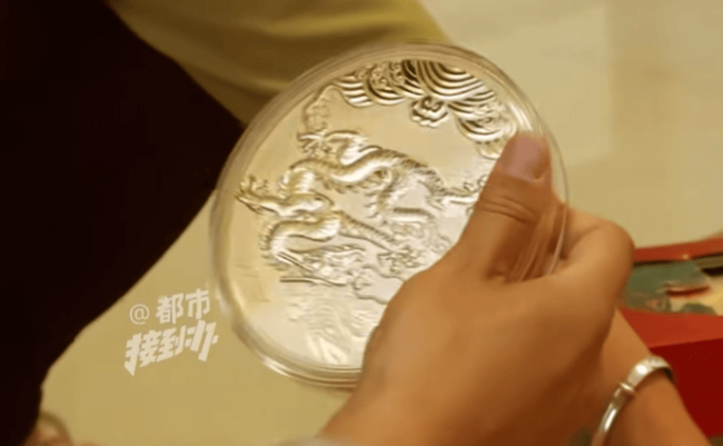 丈夫脑出血妻子在床底发现“金币” 假币让家庭雪上加霜