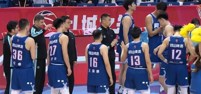 辽宁双加时惜败青岛无缘锁定季后赛 赵继伟14+8+9米奇30+22+6 鄢手骐低迷成焦点