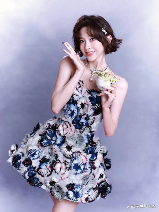 唐艺昕把蝴蝶穿在了身上 化身灵动蝴蝶少女
