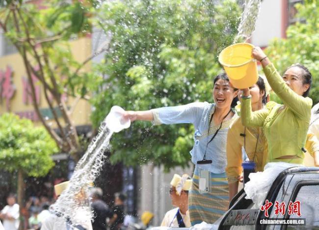 云南多地泼水节系列活动陆续开启 民族共庆传递祝福