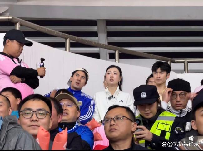 張云龍管樂現(xiàn)身蘇超 明星觀賽引熱議