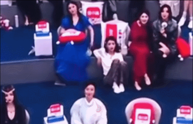 孙怡直播啃火腿肠 坐姿引发网络热议