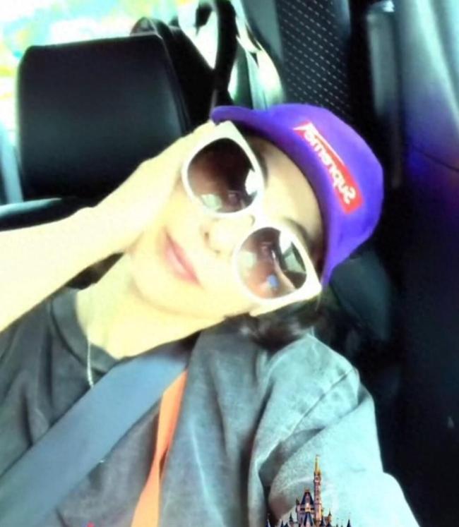 张柏芝晒与小儿子迪士尼游玩vlog