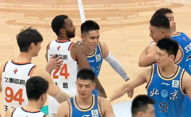 CBA上海胜北京 王哲林历史得分创纪录 上海男篮五分险胜