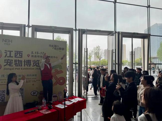 王婆说媒现场21男嘉宾抢1女嘉宾 热闹非凡牵线忙