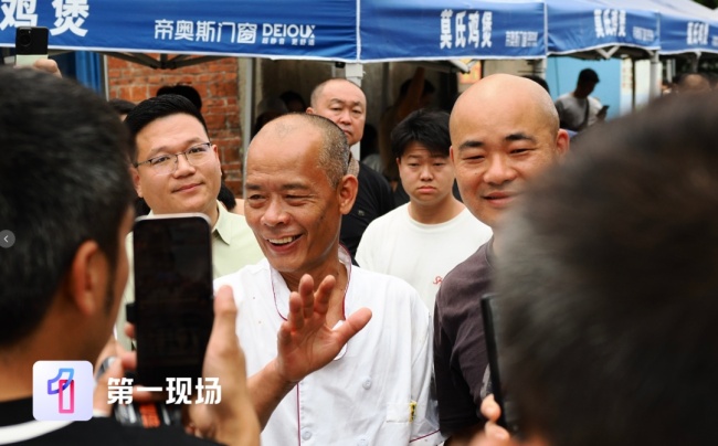 老莫称两个女儿病倒自己剩半条命 网红鸡煲店不堪重负