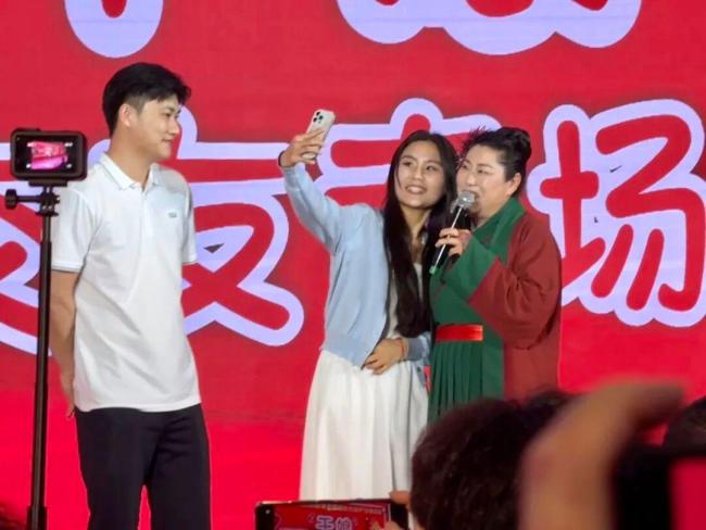 王婆说媒现场21男嘉宾抢1女嘉宾 热闹非凡牵线忙