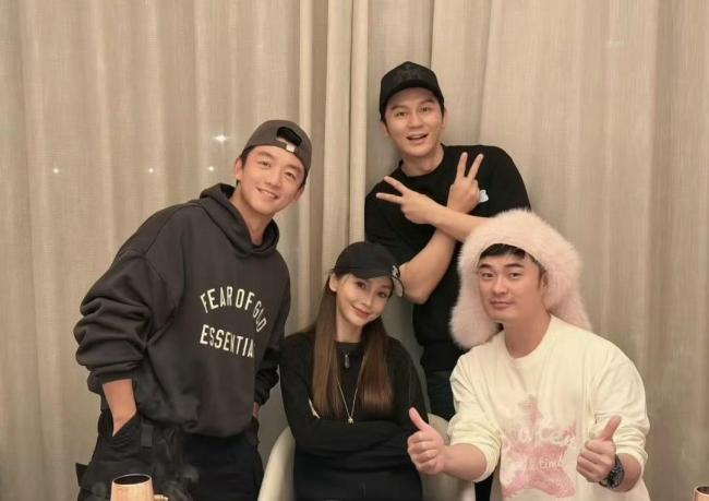 初代跑男曾经站位合影 线下再聚引热议