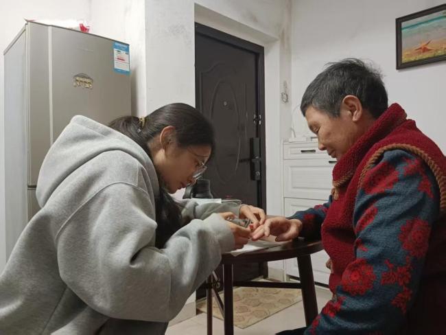 大二女生带着奶奶上大学获学院批准 孝心与学业兼顾