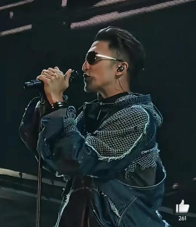 谢霆锋的破洞牛仔裤能看到底裤