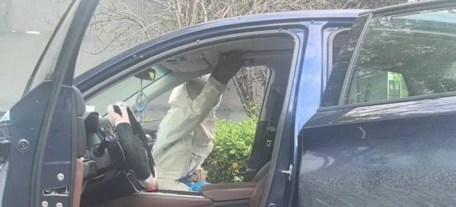 男子忘关车窗发现蜜蜂筑巢：消防员迅速处置蜂巢