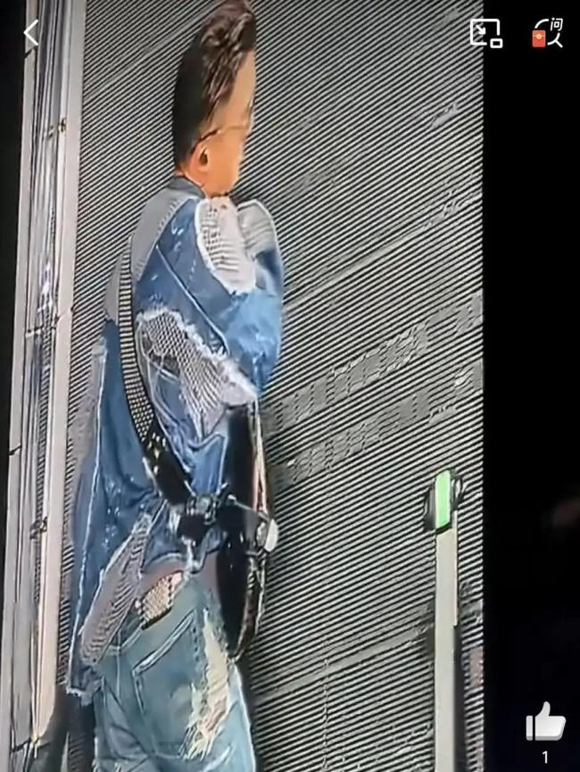 谢霆锋的破洞牛仔裤能看到底裤 蝴蝶底裤意外走光