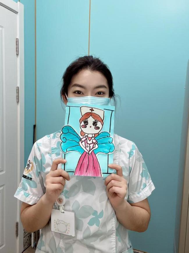 儿科护士花式哄娃打针治愈又暖心 温柔守护成长