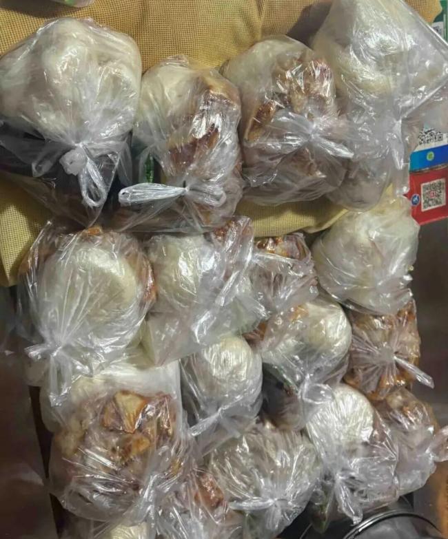 初三女生成班级“早餐外卖员” 最多带过20份早饭到校