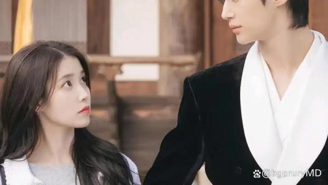 IU新剧向男主求婚这段 架空王室背景下的大胆求爱