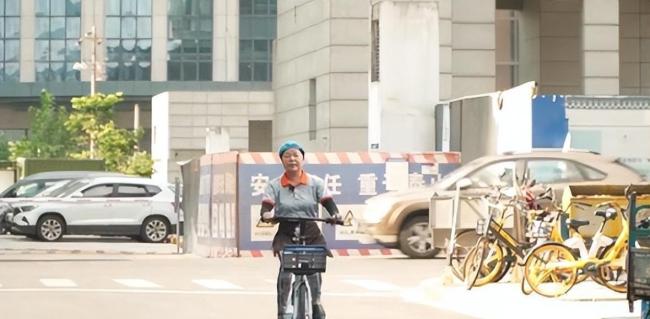 箱包女王破产后卖包子重启人生 从辉煌到重生的坚韧之路