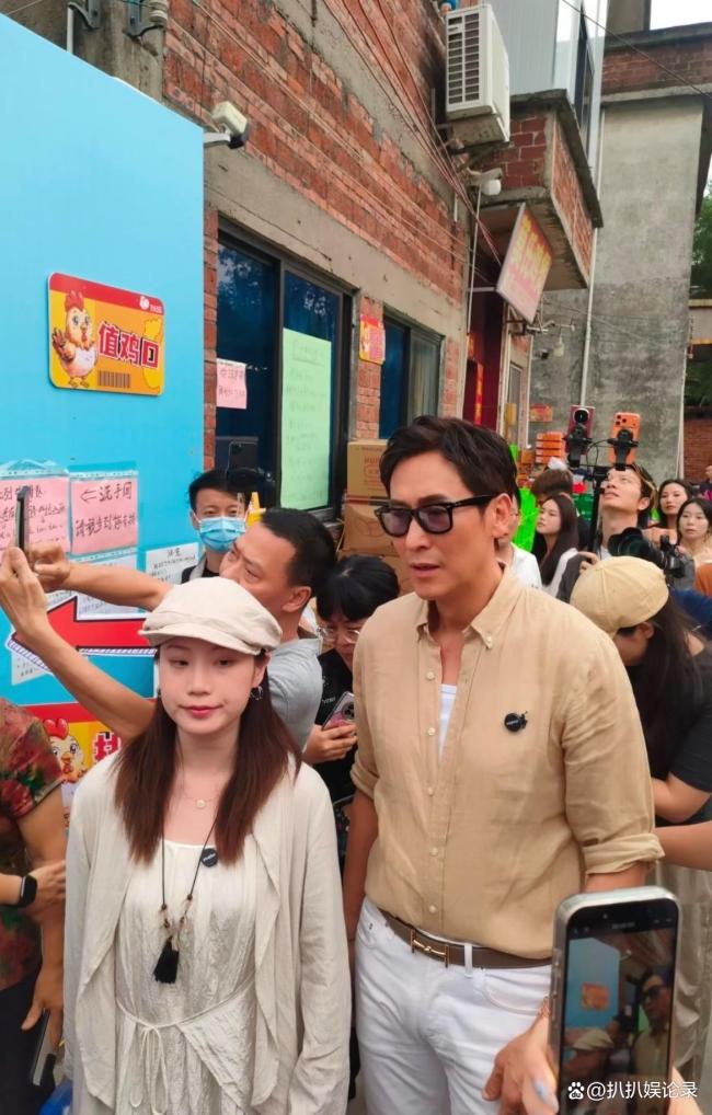 香港男演员马德钟打卡莫氏鸡煲 亲民男神引围观热潮