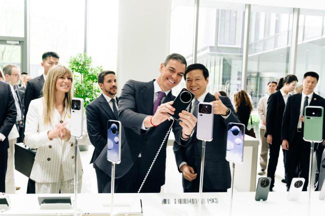 西班牙首相和雷军自拍 小米科技展示引关注