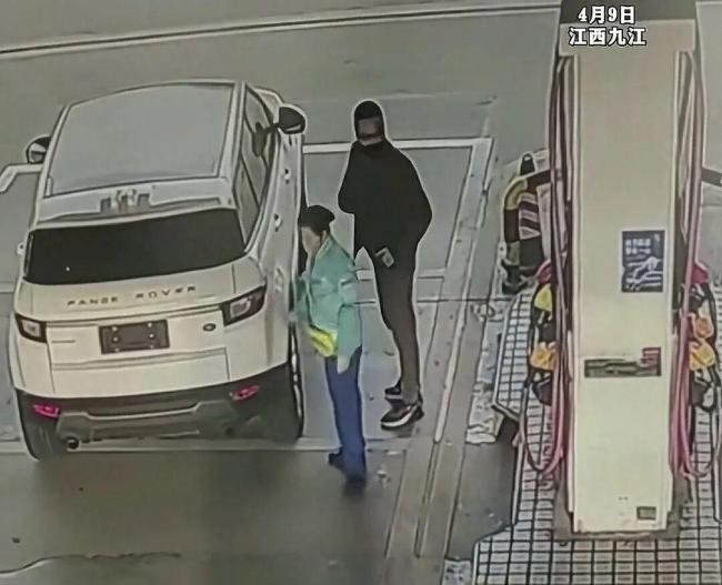 江西警方通报“路虎司机加油逃单” 无牌车辆逃离现场