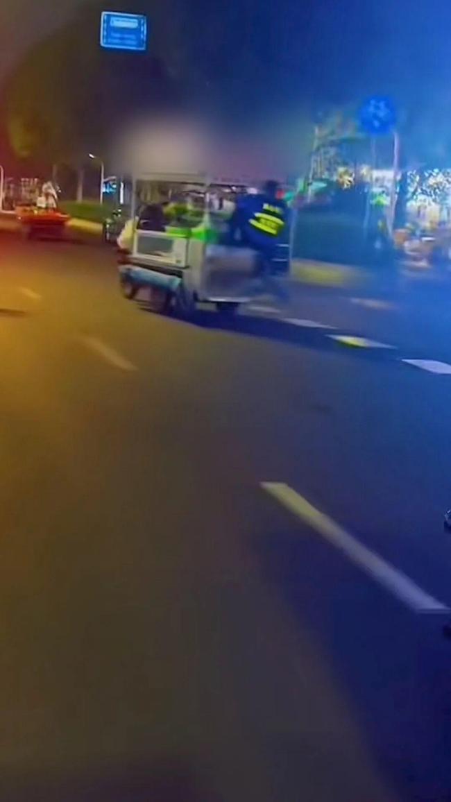 当地通报城管爬摊贩车被带行 执法过程引争议