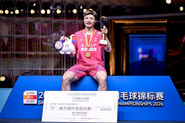 笑容满面!亚锦赛男单颁奖仪式 石宇奇高举奖杯庆祝 国羽荣耀时刻