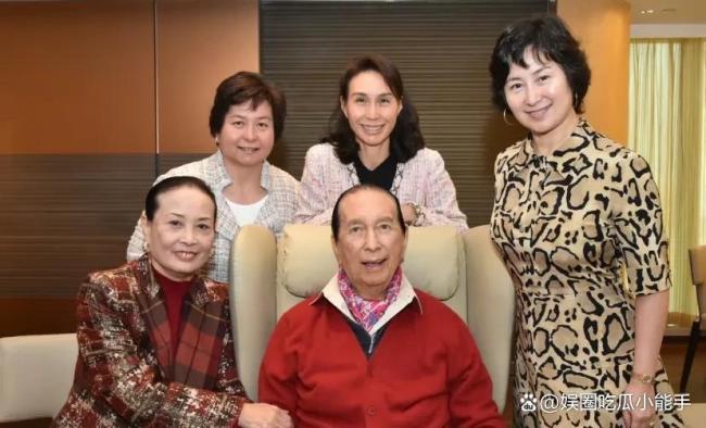 何猷君晒与何超蕸合照 深情悼念家姐