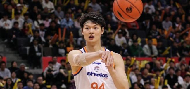 太残暴了！麦基篮下直接将王哲林帽翻在地 随后又送古德温火锅 内线对抗震撼全场