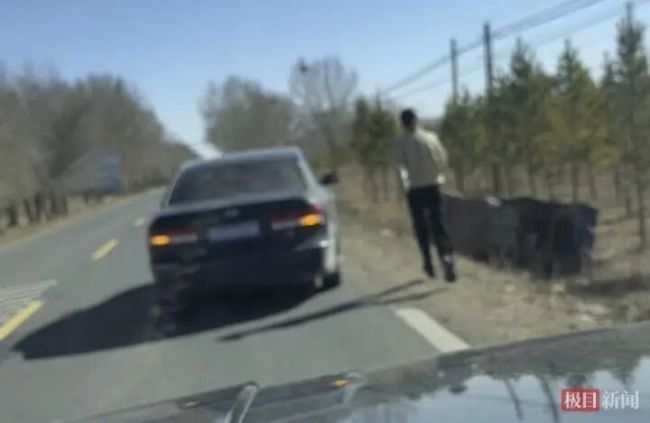 镇干部下乡遇侧翻拦下组织部车救人