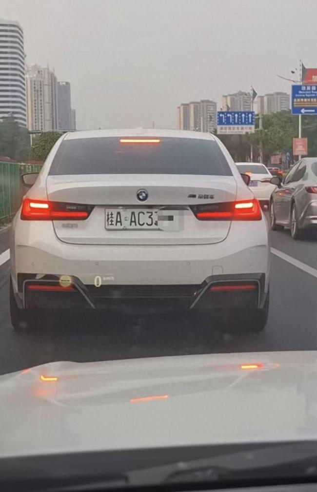 新能源车牌绿色变白色?交管部门回应