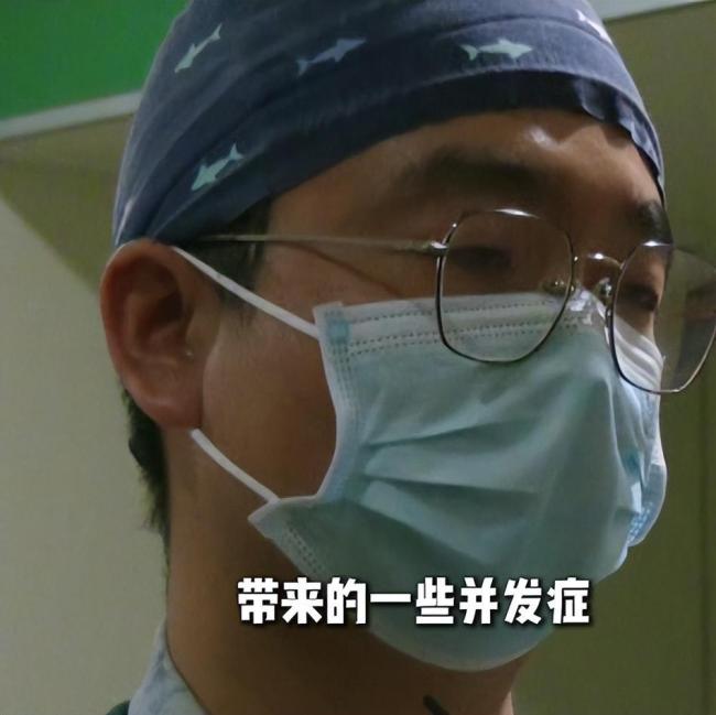 男孩骑车被绳子锁喉仍在抢救 家庭困境引关注