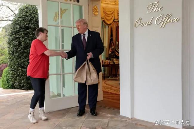 特朗普在白宫摆拍点外卖 总统的“神性”争议