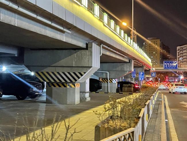 北京桥下空间泊车场收费为何差这样多?记者探询 价钱互异引关注