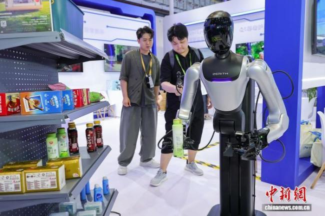 消博会开馆 前沿AI机器人轮番亮相 创新科技吸引参观者