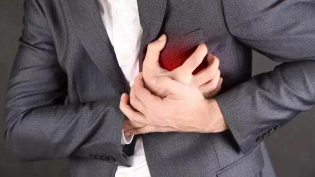 调解时猝死家长妻子称没人会用AED 家属质疑学校责任