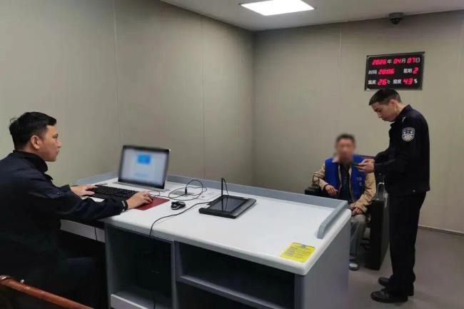 男子半夜打47次110让警察帮管儿子 醉酒闹剧扰警局
