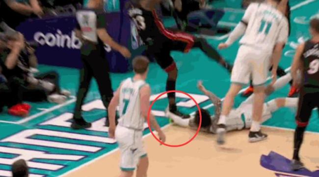 裁判回应争议判罚！三球拉拽阿德巴约不能回看 后续联盟决定是否升级 规则限制回看时机