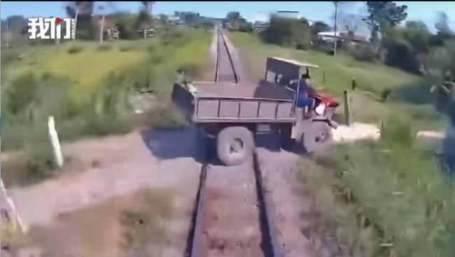 越南男子驾拖拉机与列车相撞 非法穿越酿悲剧