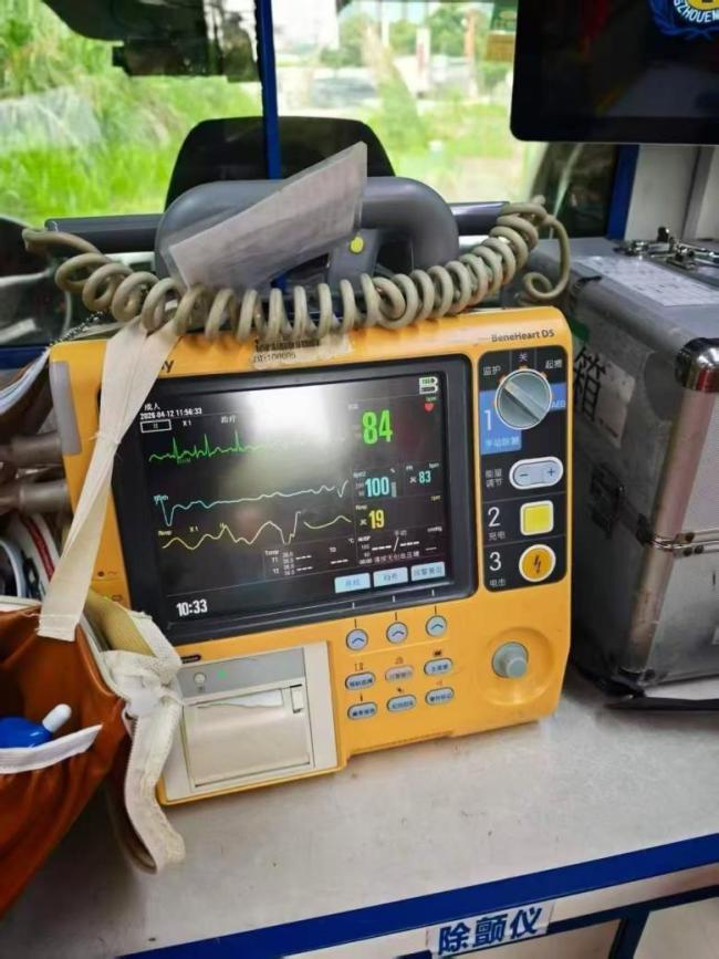 老人拜山突发心梗 医护登山溶栓 57分钟生死救援