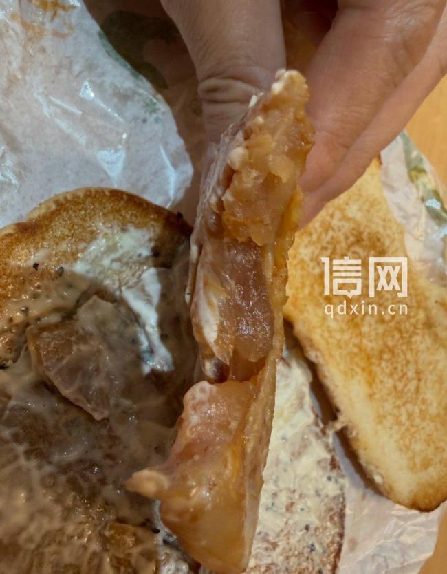 男子点麦当劳汉堡一口咬到生鸡肉 商家赔偿千元和解