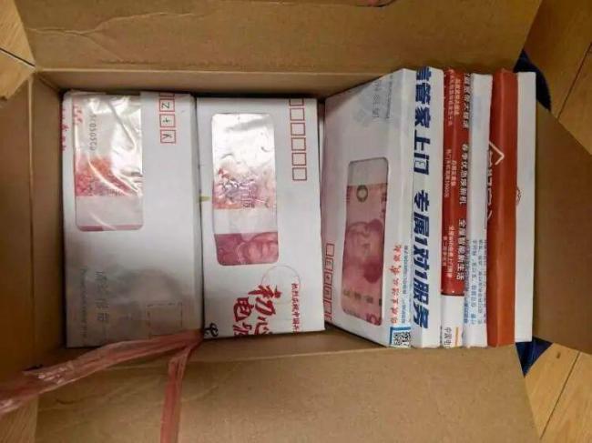 环卫工捡到藏着30万现金的牛奶箱