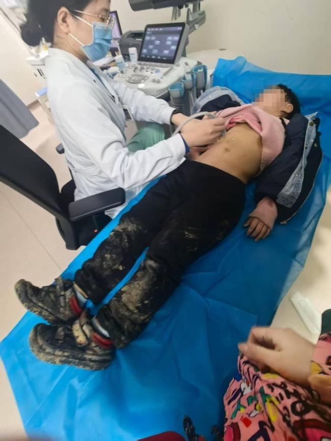 男童与玩伴打闹被对方家长打 公职人员施暴引争议