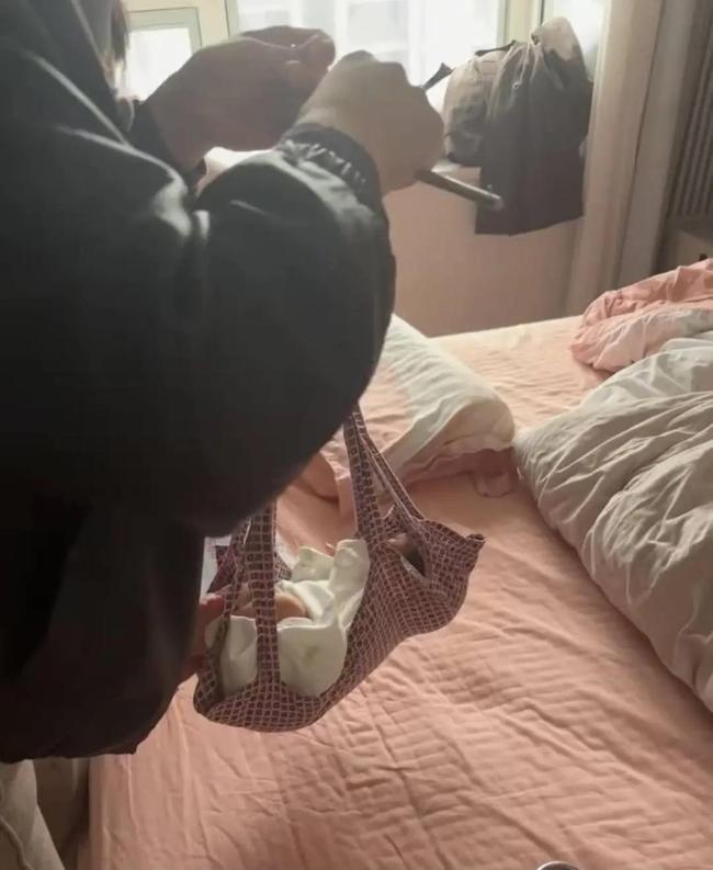 当地谈女婴被铁秤砣砸到胸口