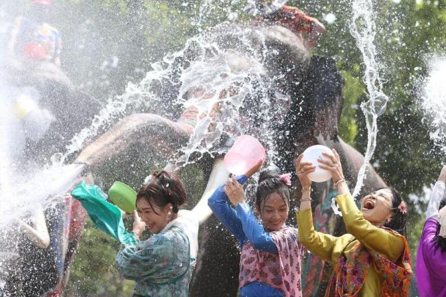 RIIZE去泰国过泼水节了 全球级湿身派对等你来战