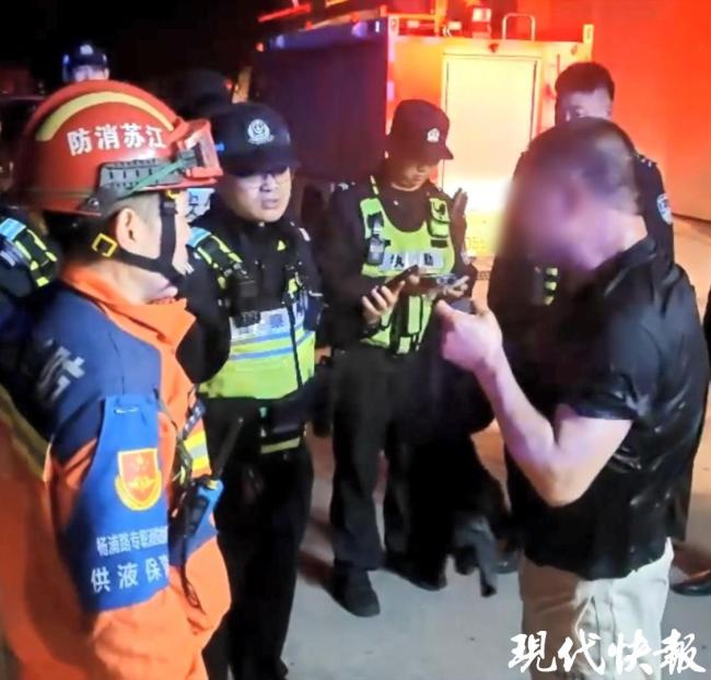 男子凌晨误踩油门，连人带车冲进河