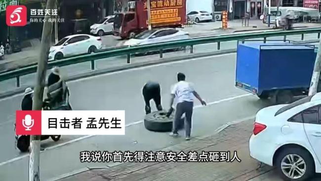 大货车轮胎掉落叉车师傅帮忙移走 路人及时相助