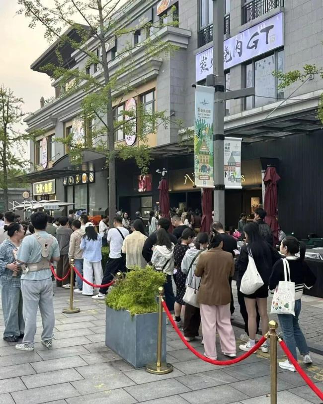 文章面馆一碗油泼面32元算贵吗 食客排队超30米