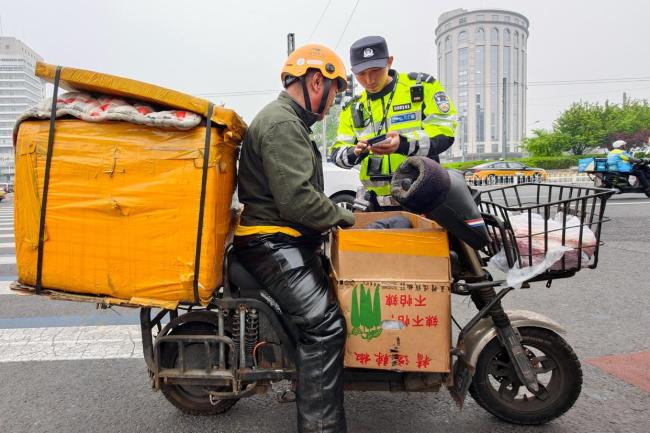 新规将至 仍有骑手为“抢时间”违法 斑马线骑行现象频发